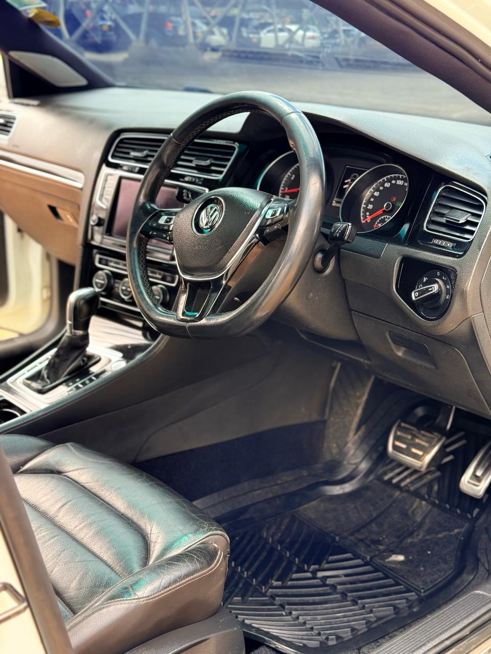 VOLKWAGEN GOLF - 6