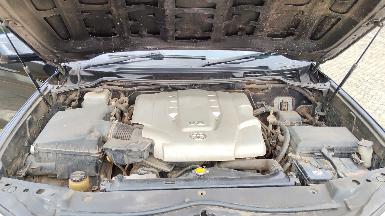 TOYOTA LANDCRUISER V8 - 6