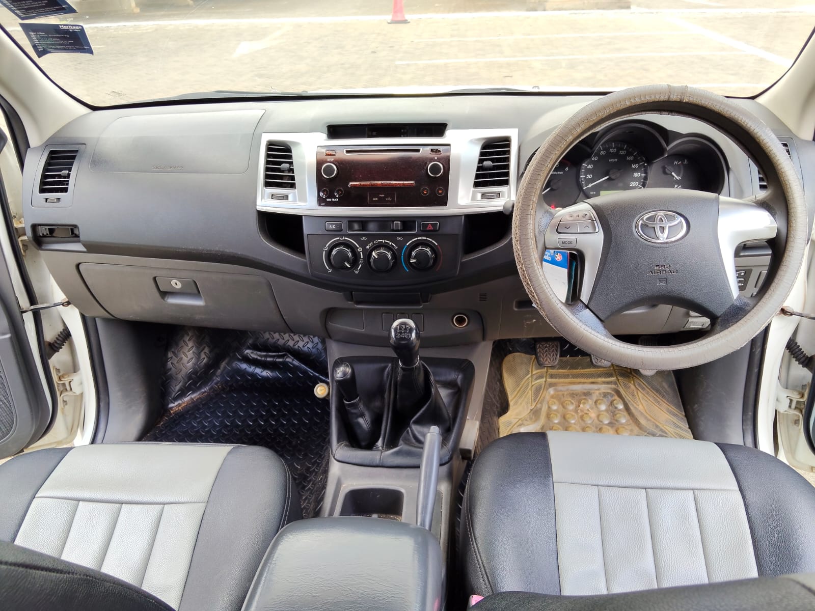 TOYOTA HILLUX - 8
