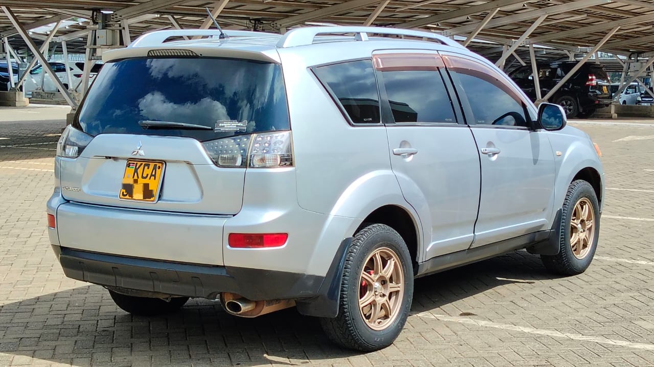 MITSUBISHI OUTLANDER - 1